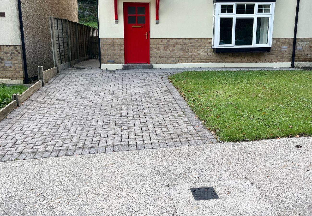 Fishermans Grove Holiday Home No. 21. Exterior  Fishermans Grove Holiday Home No. 21. Exterior house front garden cobble driveway.