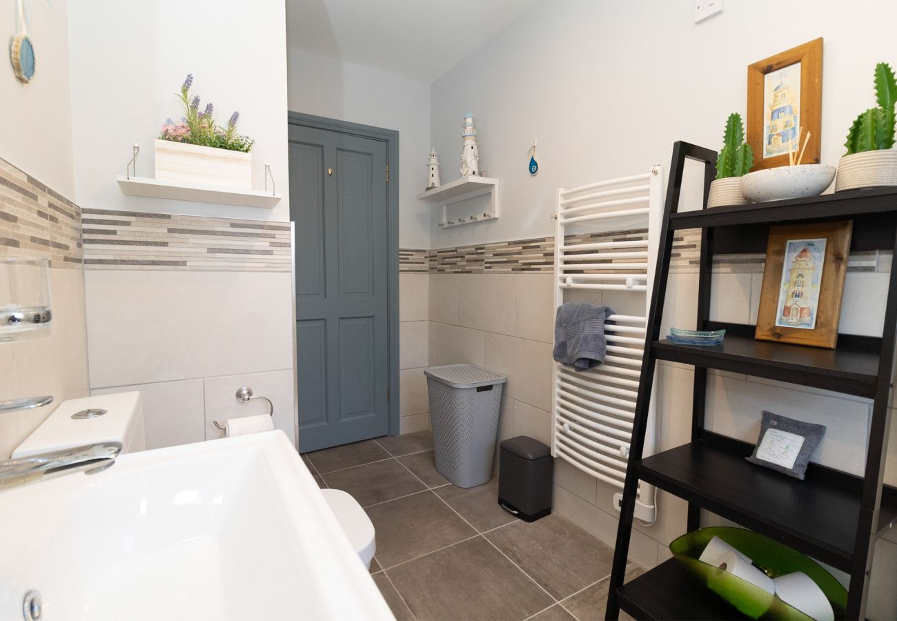 Brittas Bay Holiday Park No 7.  Modern bathroom. Contemporary style. 