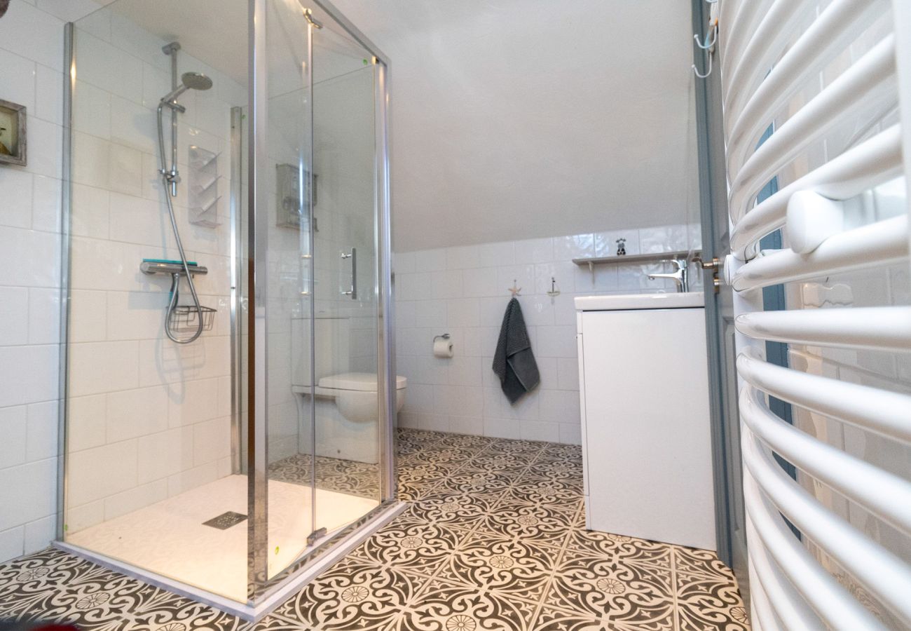 Brittas Bay Holiday Park No 7.  Modern bathroom. Shower, WC, sink.