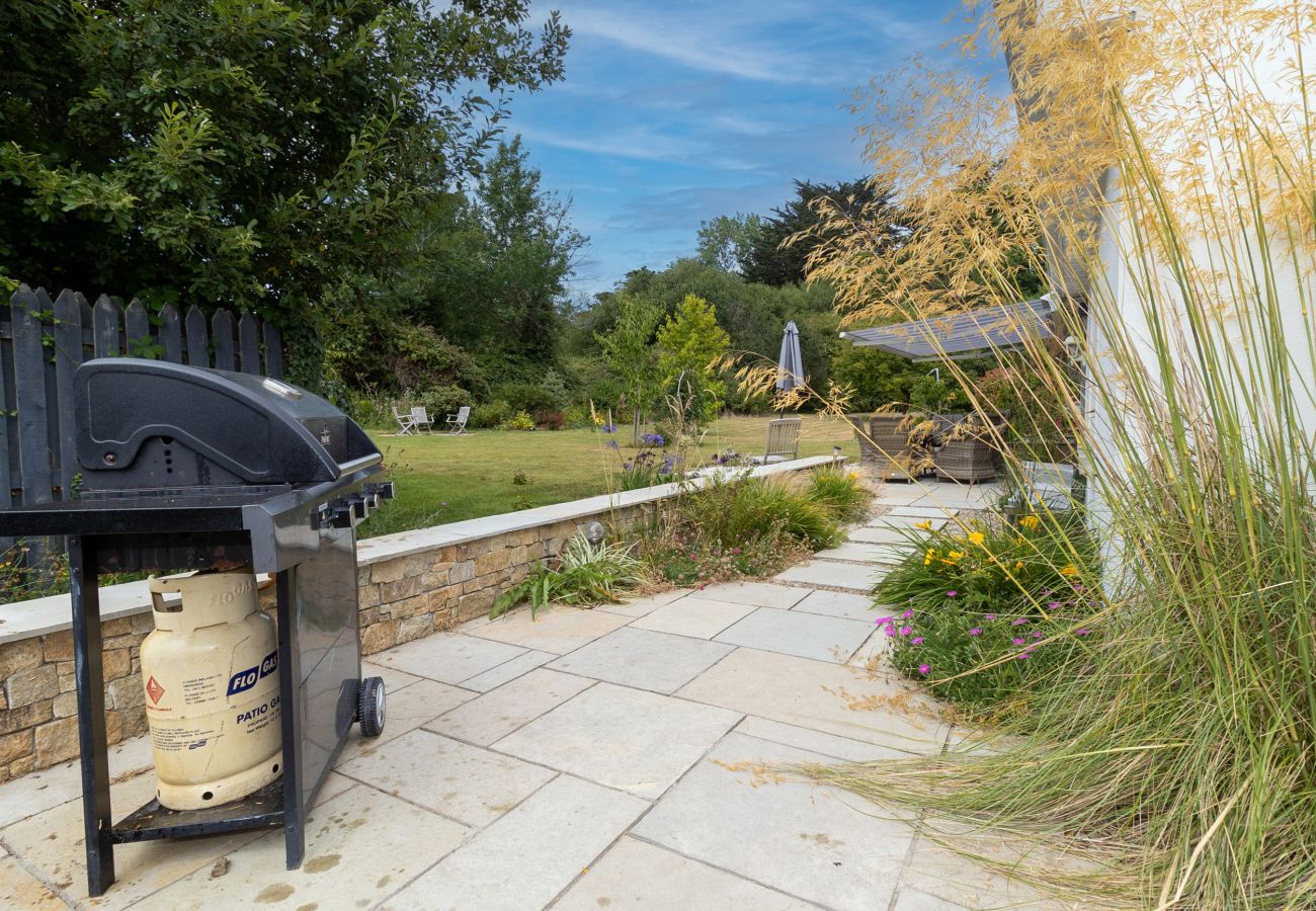 Brittas Bay Holiday Park No. 7. Private patio with mature garden and flowers. Gas Barbeque. 