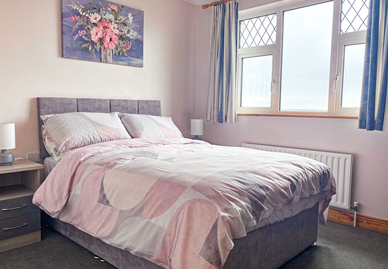 Kilkieran Holiday Home Connemara, bright double room. Contemporary with views. 