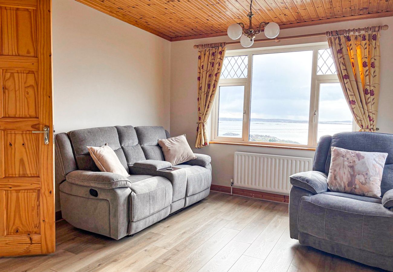 Kilkieran Holiday Home Connemara, bright living room, comfortable seating. 
