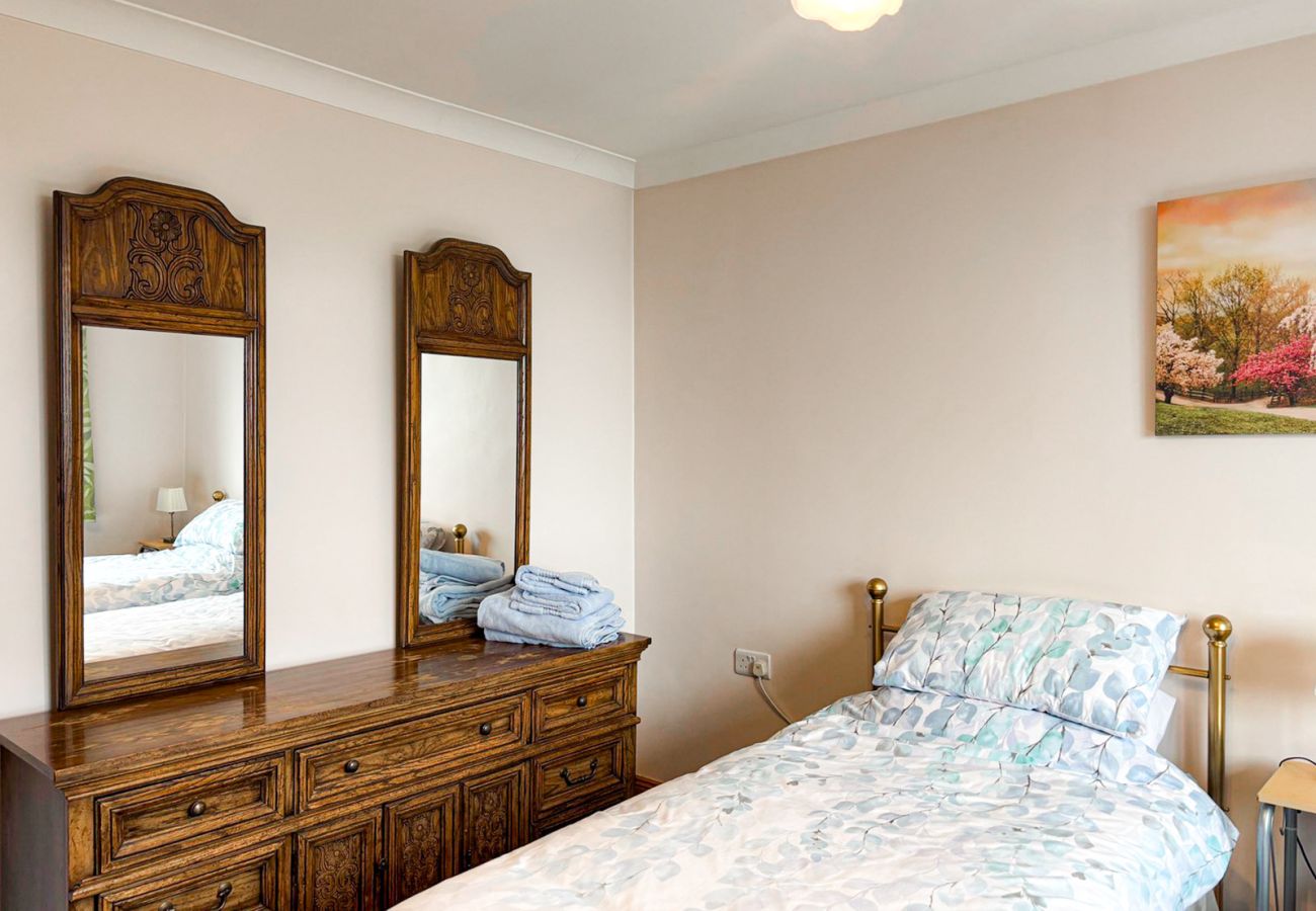 Kilkieran Holiday Home Connemara, twin room, pine dresser for two. Cosy.