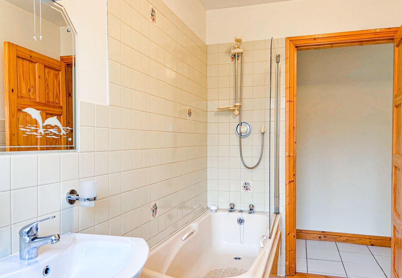 Kilkieran Holiday Home Connemara, bright modern bathroom. Shower bath, sink. 