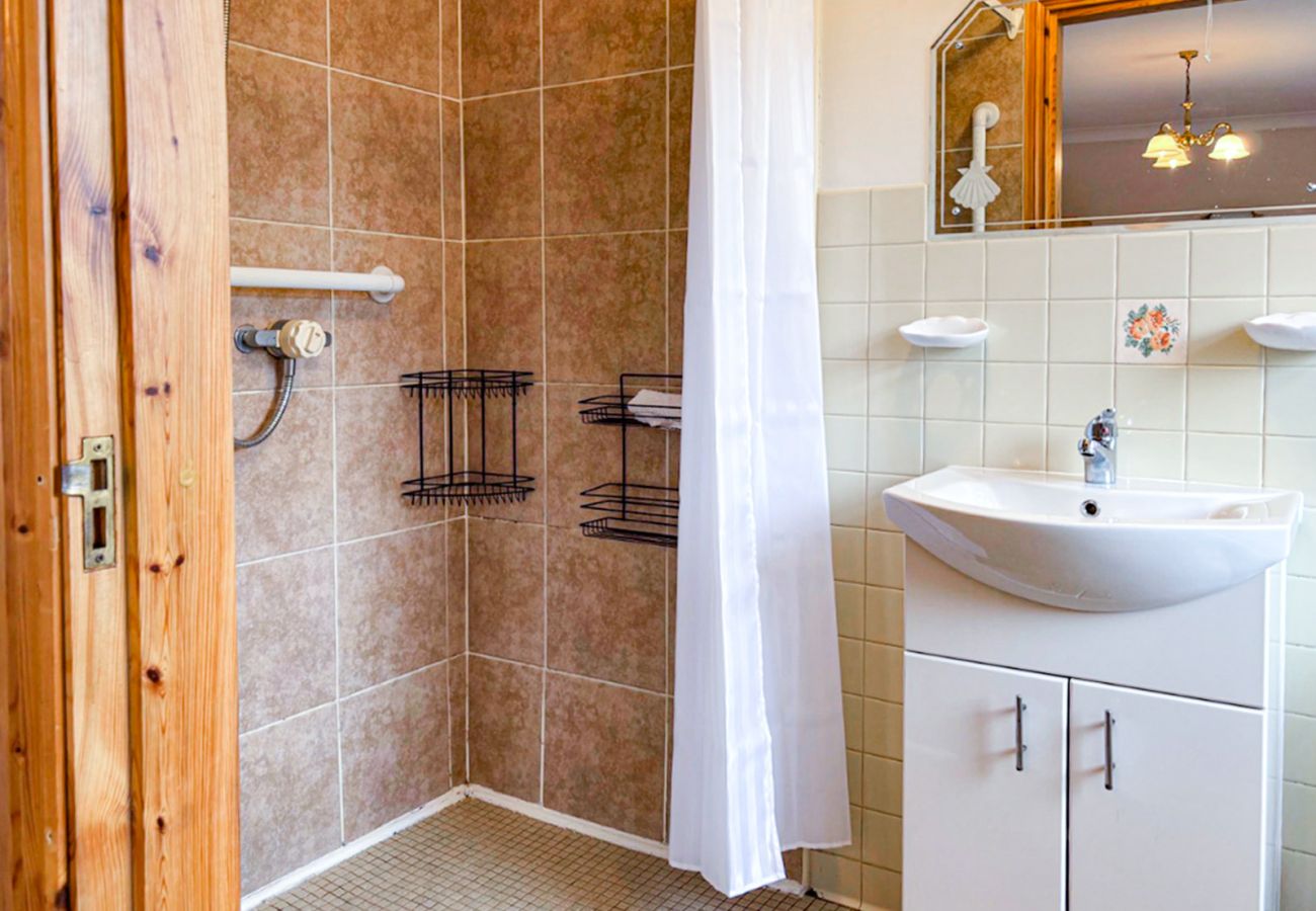 Kilkieran Holiday Home Connemara, bright modern bathroom. Walk in shower