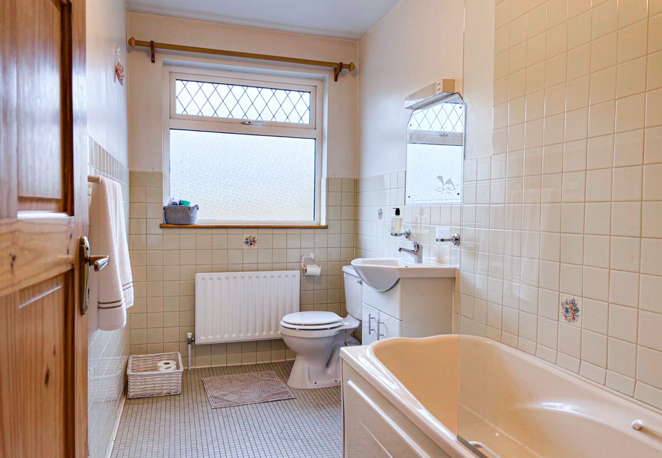 Kilkieran Holiday Home Connemara, Traditional bathroom, with bath, sink and toilet. 