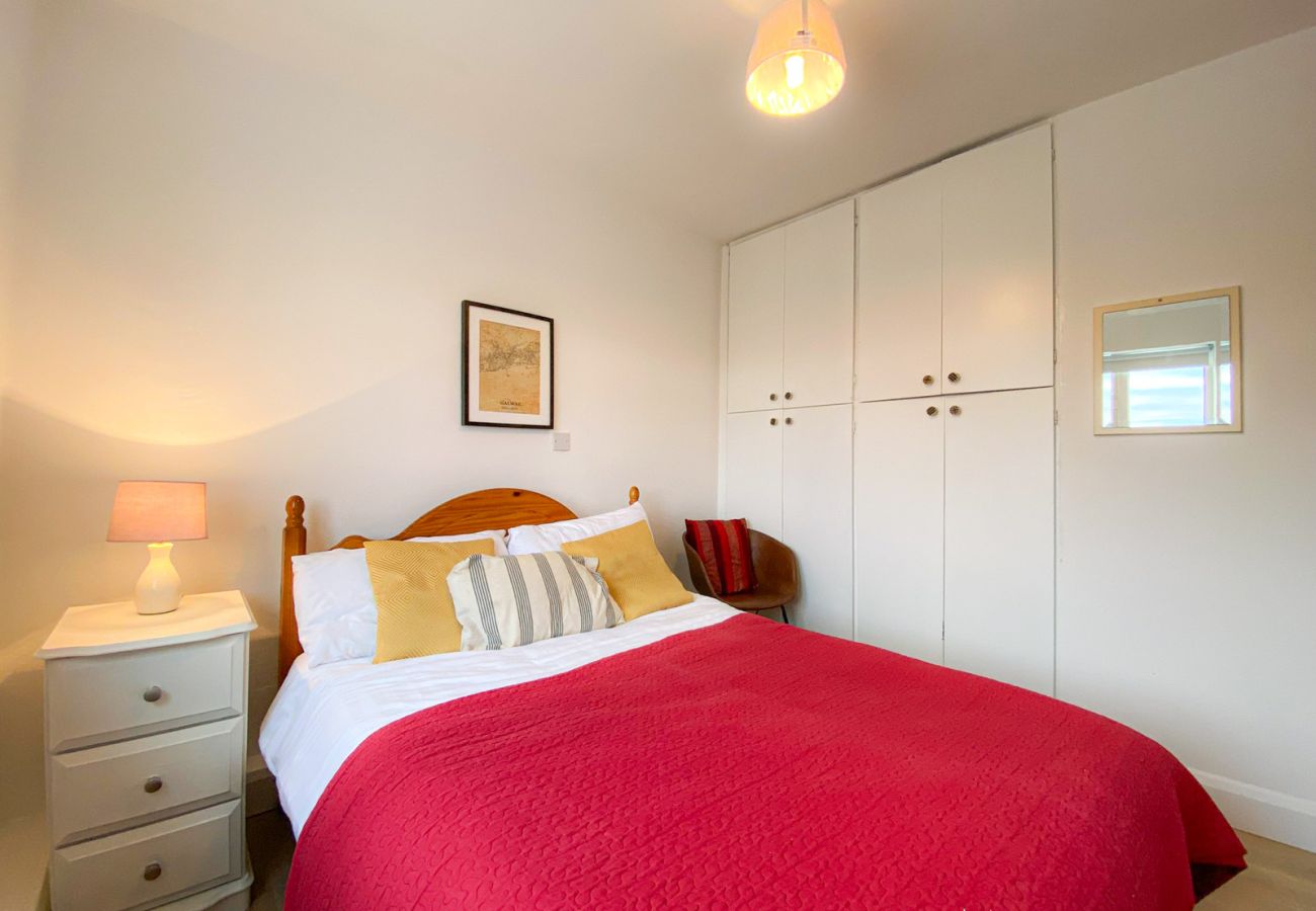 Renvyle Holiday Home Connemara. Modern double room with lots of storage. 
