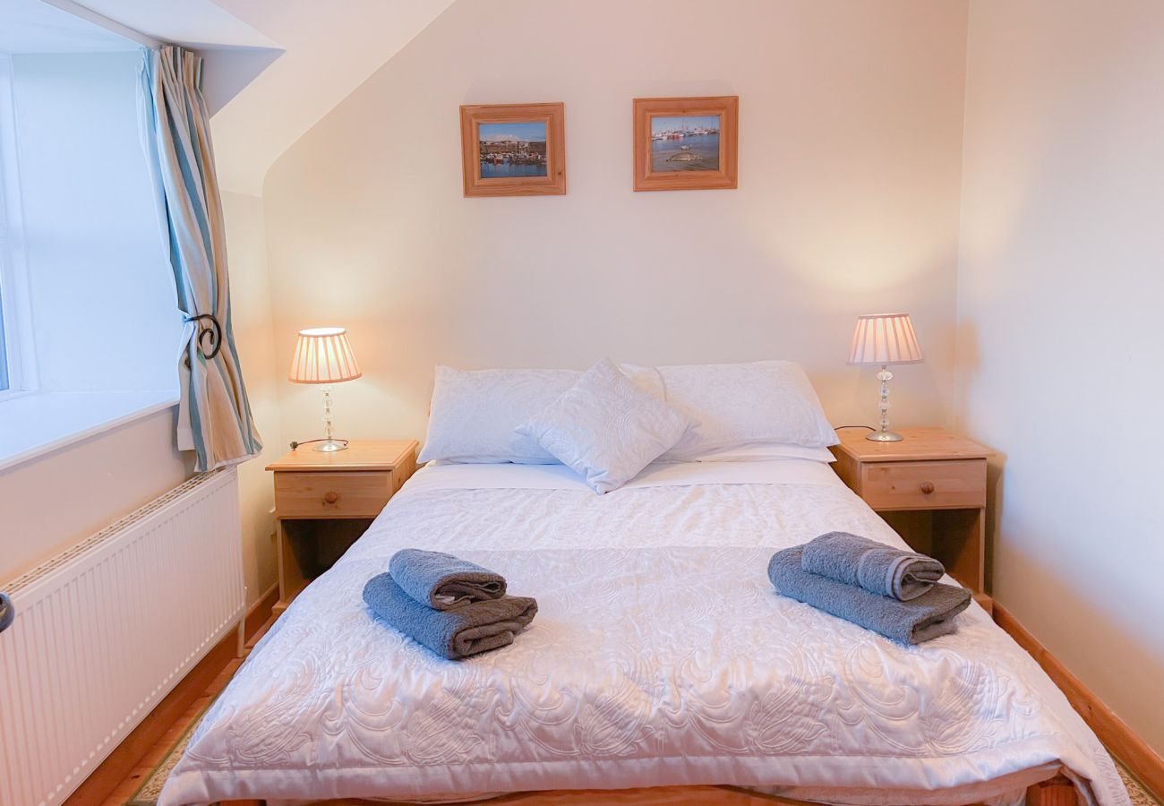 Tuskar Holiday Cottage, Mill Road Farm. Cosy double bedroom, bright large window. 