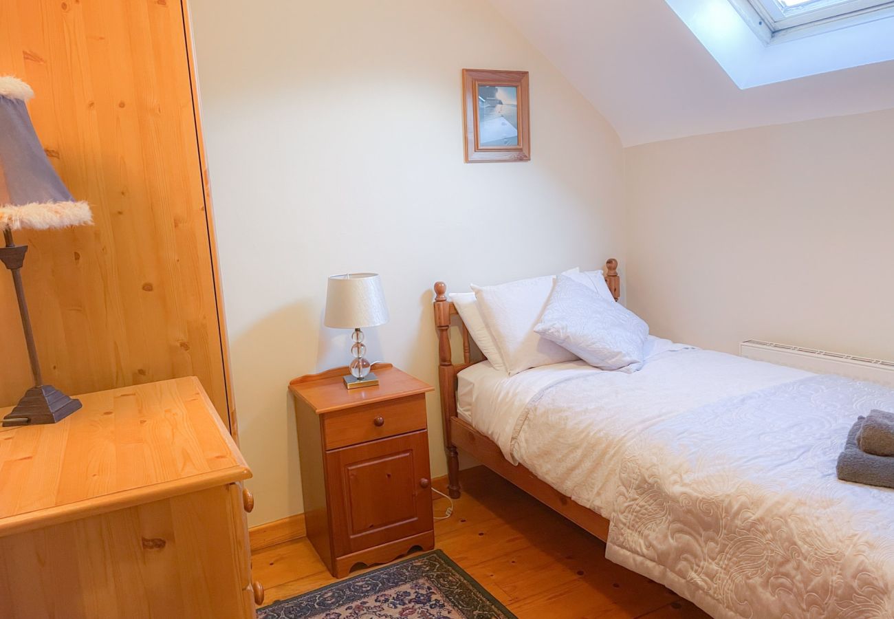 Tuskar Holiday Cottage, Mill Road Farm. Single bed, velux window, attic. Cosy cottage. 