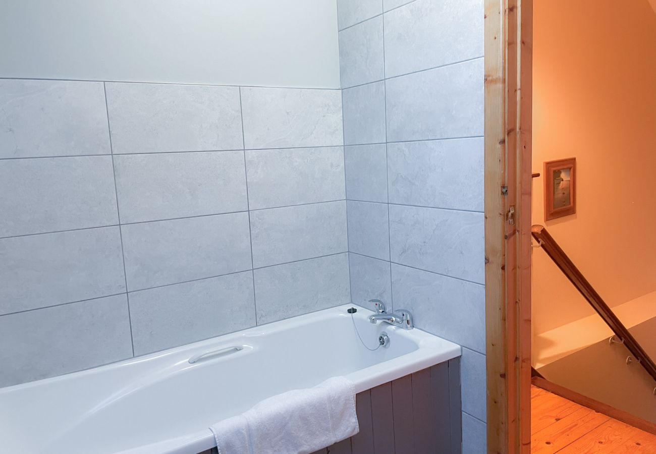 Tuskar Holiday Cottage, Mill Road Farm. Bathroom with bath. 
