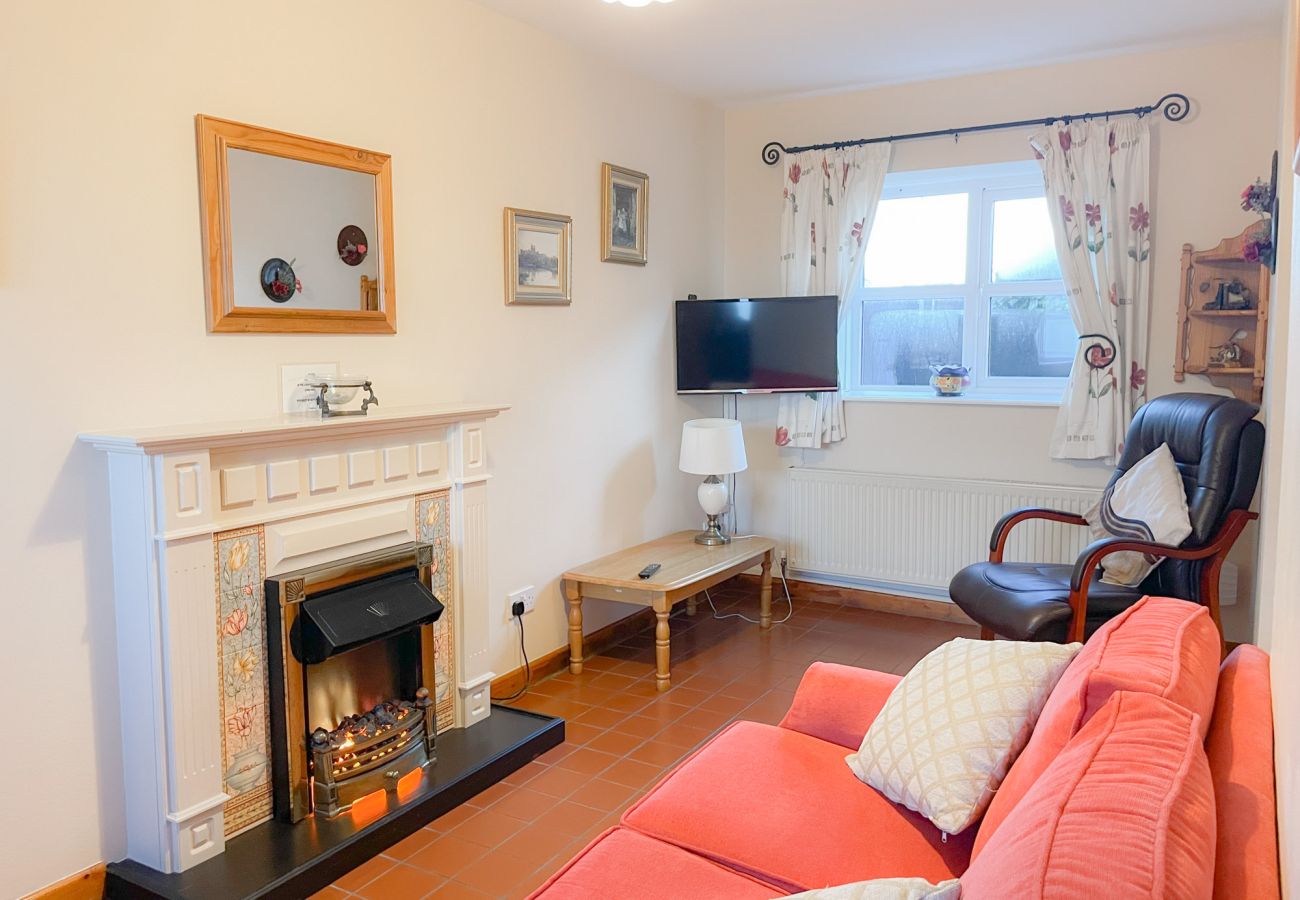 Tuskar Holiday Cottage, Mill Road Farm. Cosy cottage style living room. Two double couches. View to sea. 