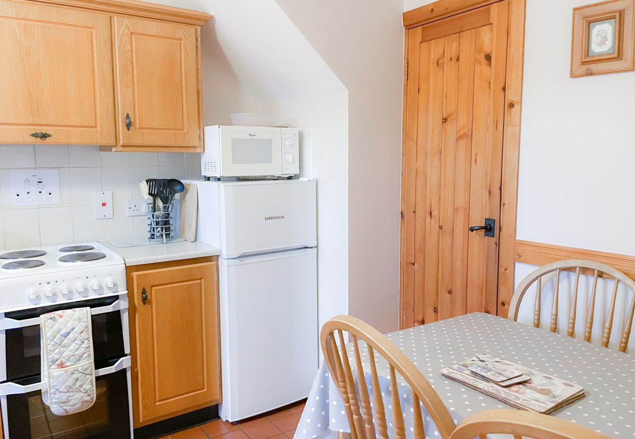 Tuskar Holiday Cottage, Mill Road Farm. Small fitted pine kitchen with dining table. 