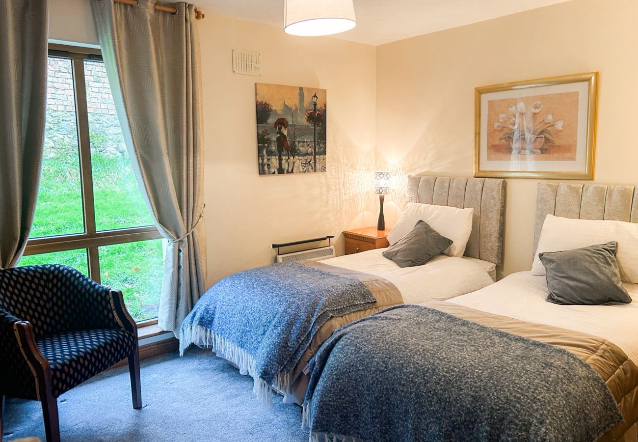 Twin Bedroom in Glasson Mews Holiday Home No. 2 | Lakeside Holiday Home in Glasson, Co. Westmeath