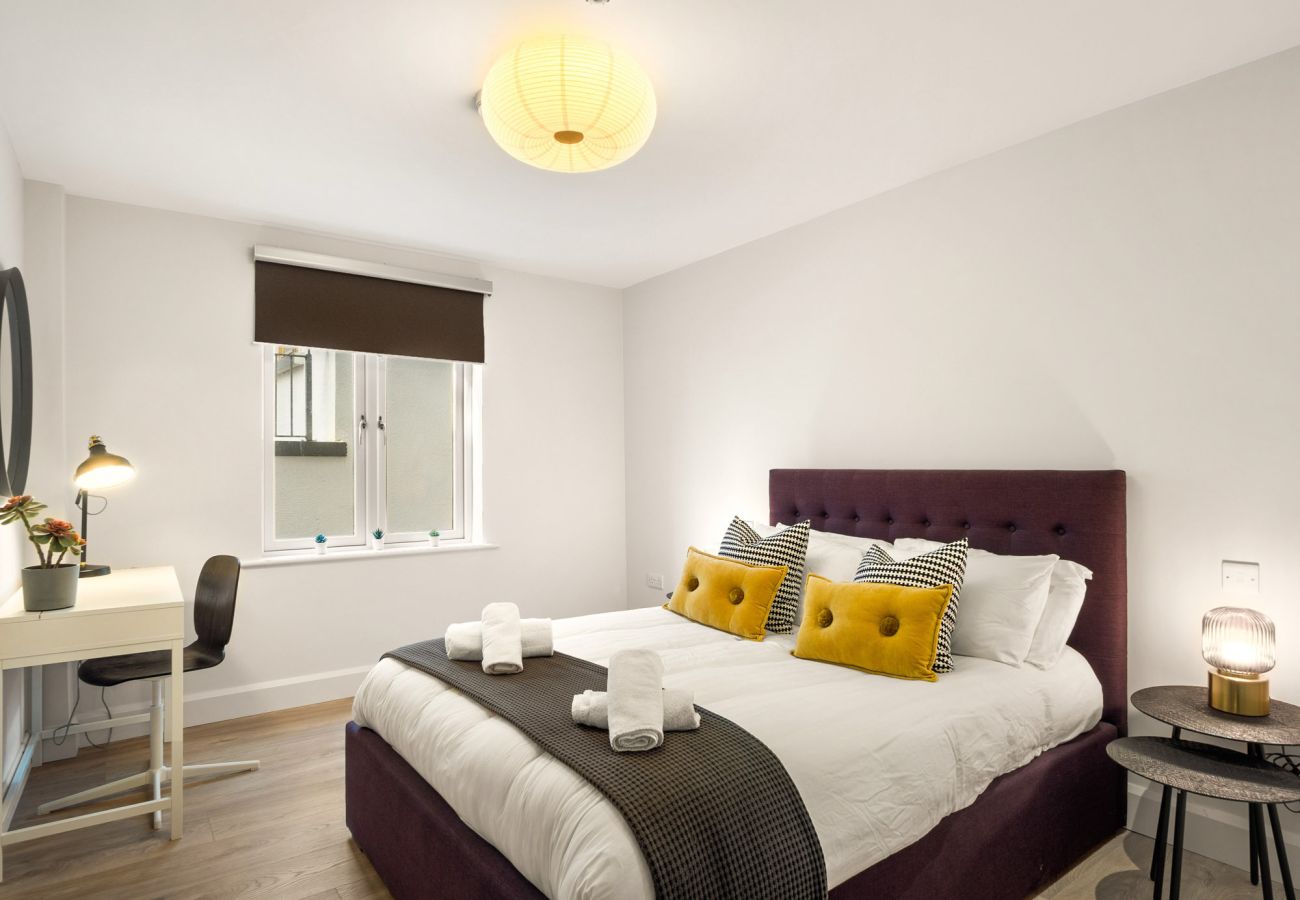 The Town Place Apartment Clifden. King size bed. decorated to high standard. Bright, simple, spacious. 
