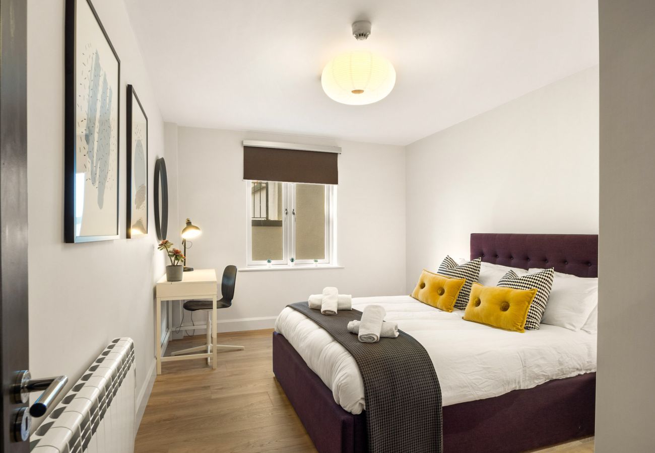 The Town Place Apartment Clifden. King size bed, natural light, high standard decore. 