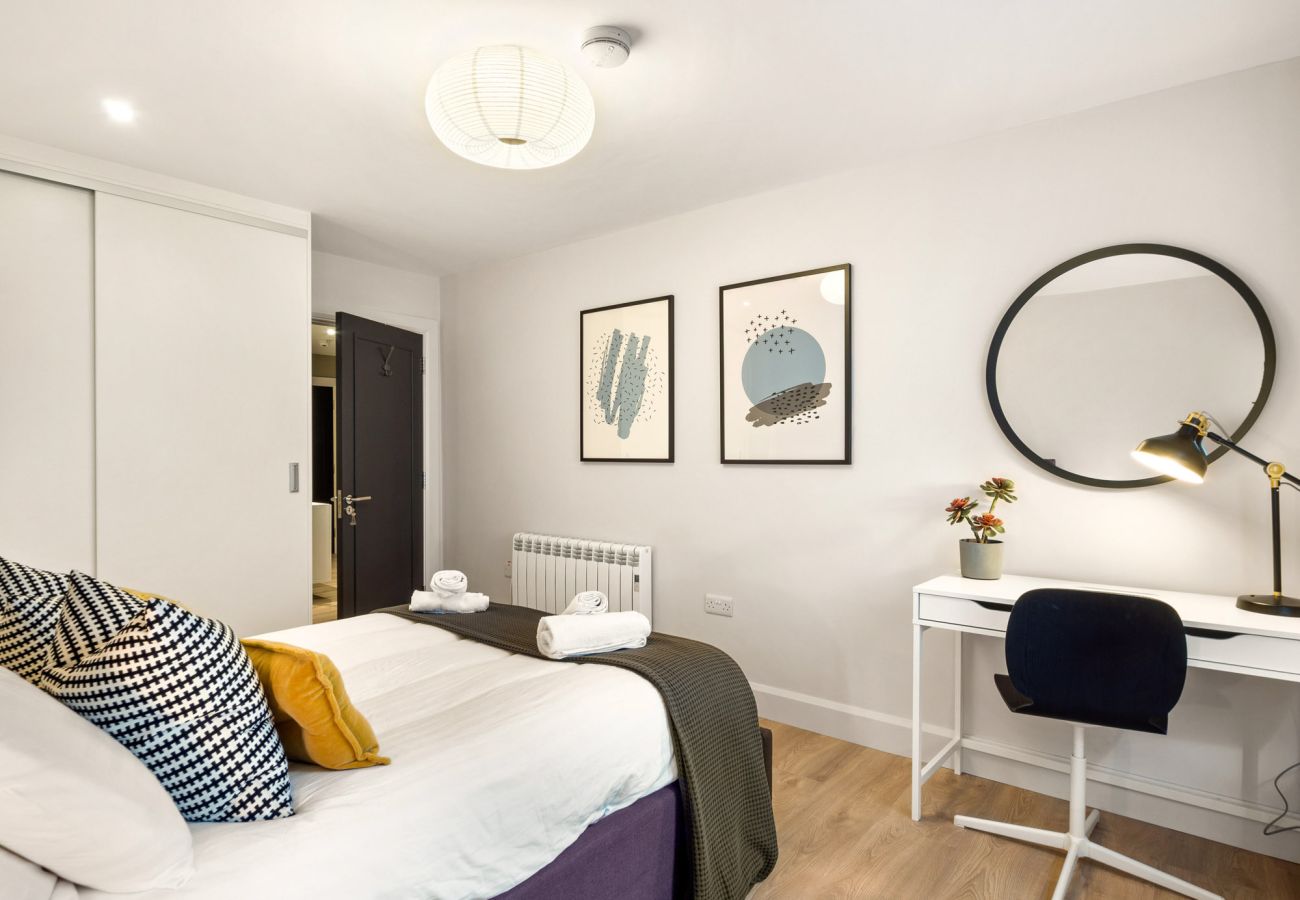 The Town Place Apartment Clifden. King size bed. High standard of decoration, natural light, bright. 