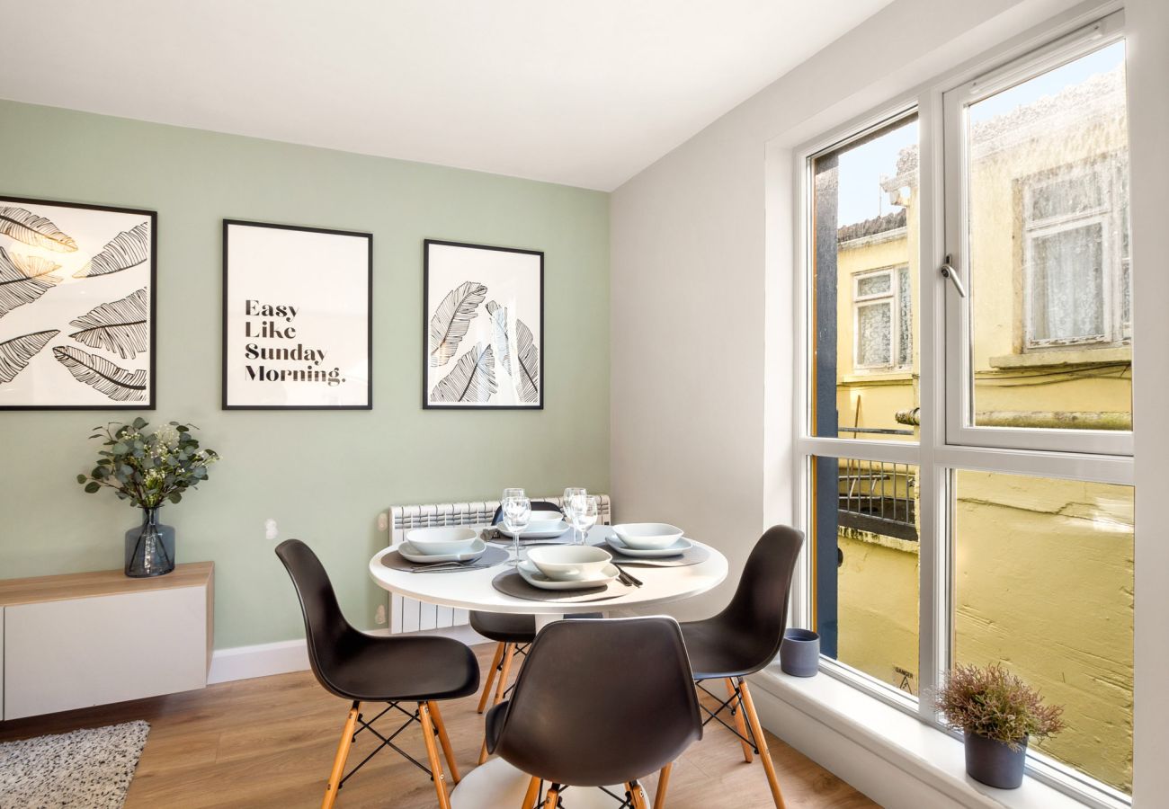 The Town Place Apartment Clifden. Dining table with 4 chairs, large bright window. Modern 
