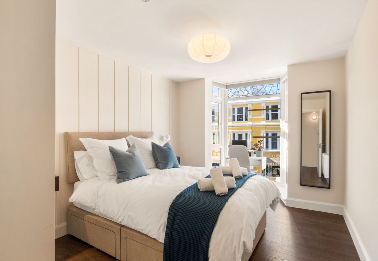 Clifden Boutique Apartment. King Size Bed, view to street. Modern design. 