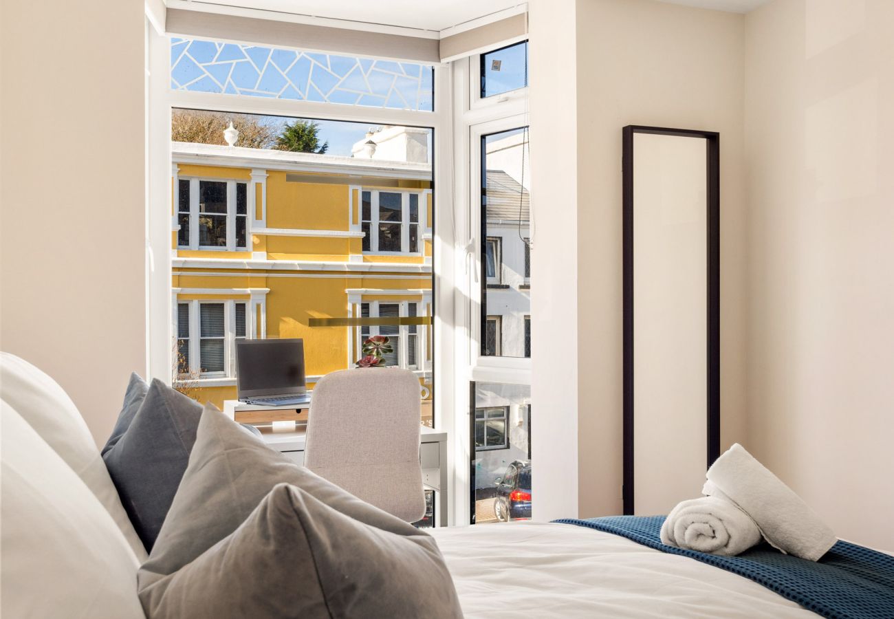 Clifden Boutique Apartment. King Size Bed, view to street. Modern design. 