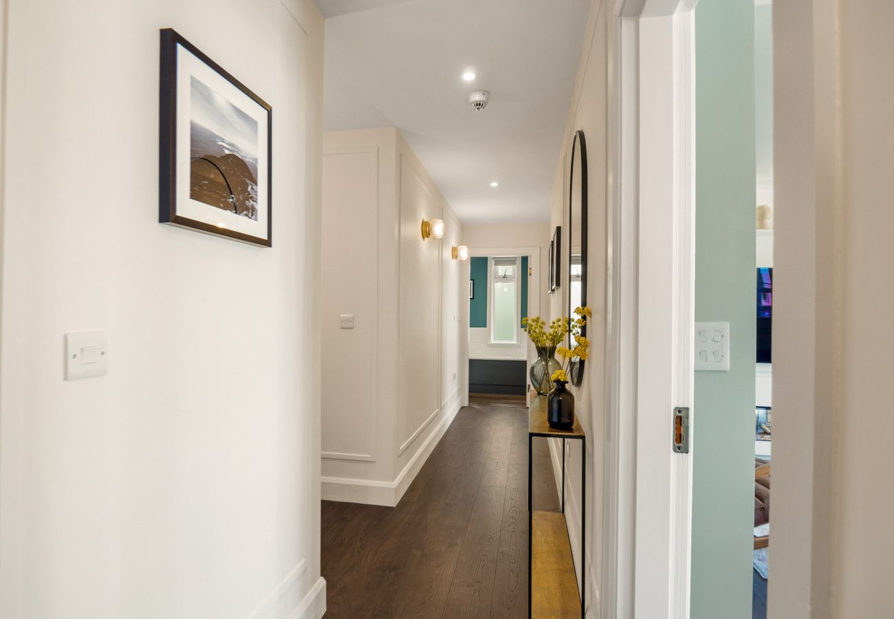 Clifden Boutique Apartment. Stylish hall with wooden furniture. Beautiful decoration. 