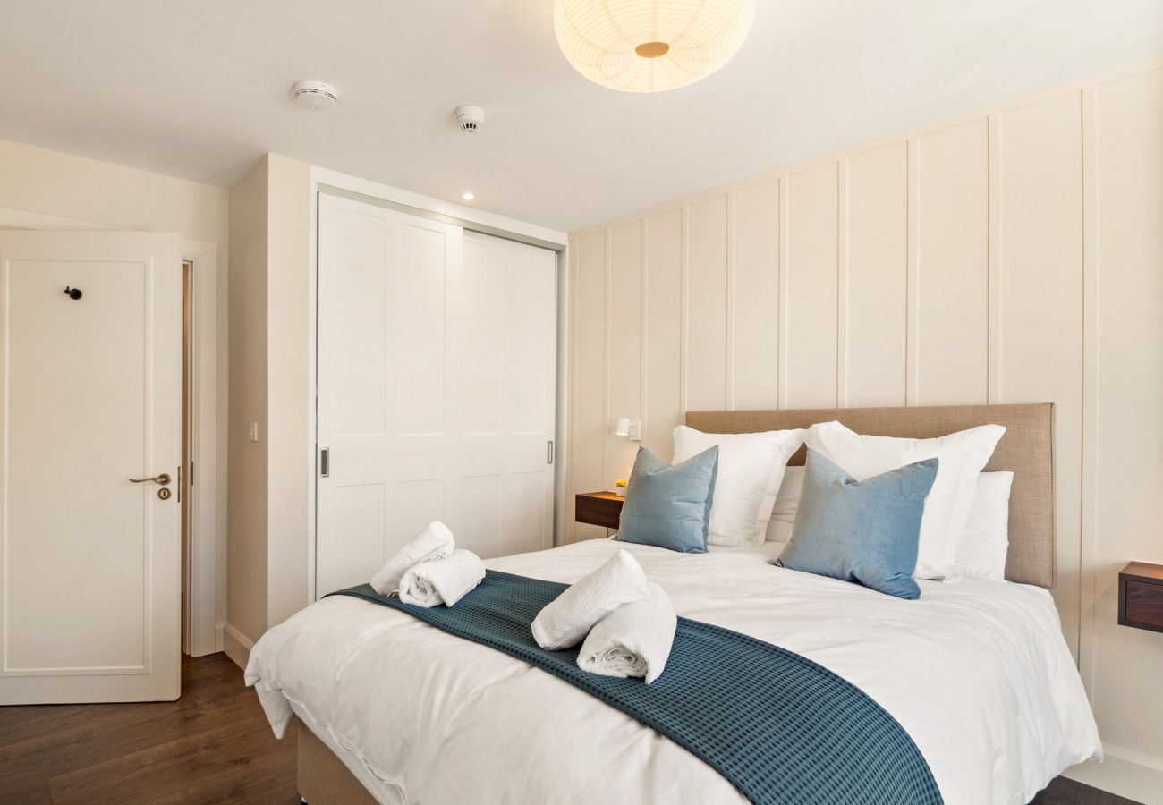 Clifden Boutique Apartment. King Size Bed, large storage high quality design. 