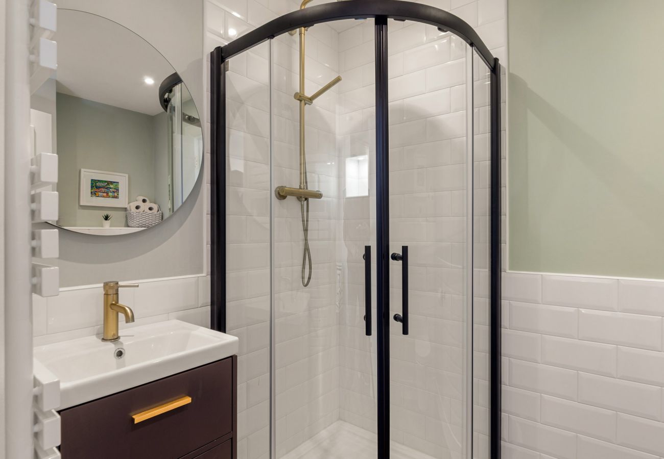 Clifden Boutique Apartment. En suite. Walk in shower