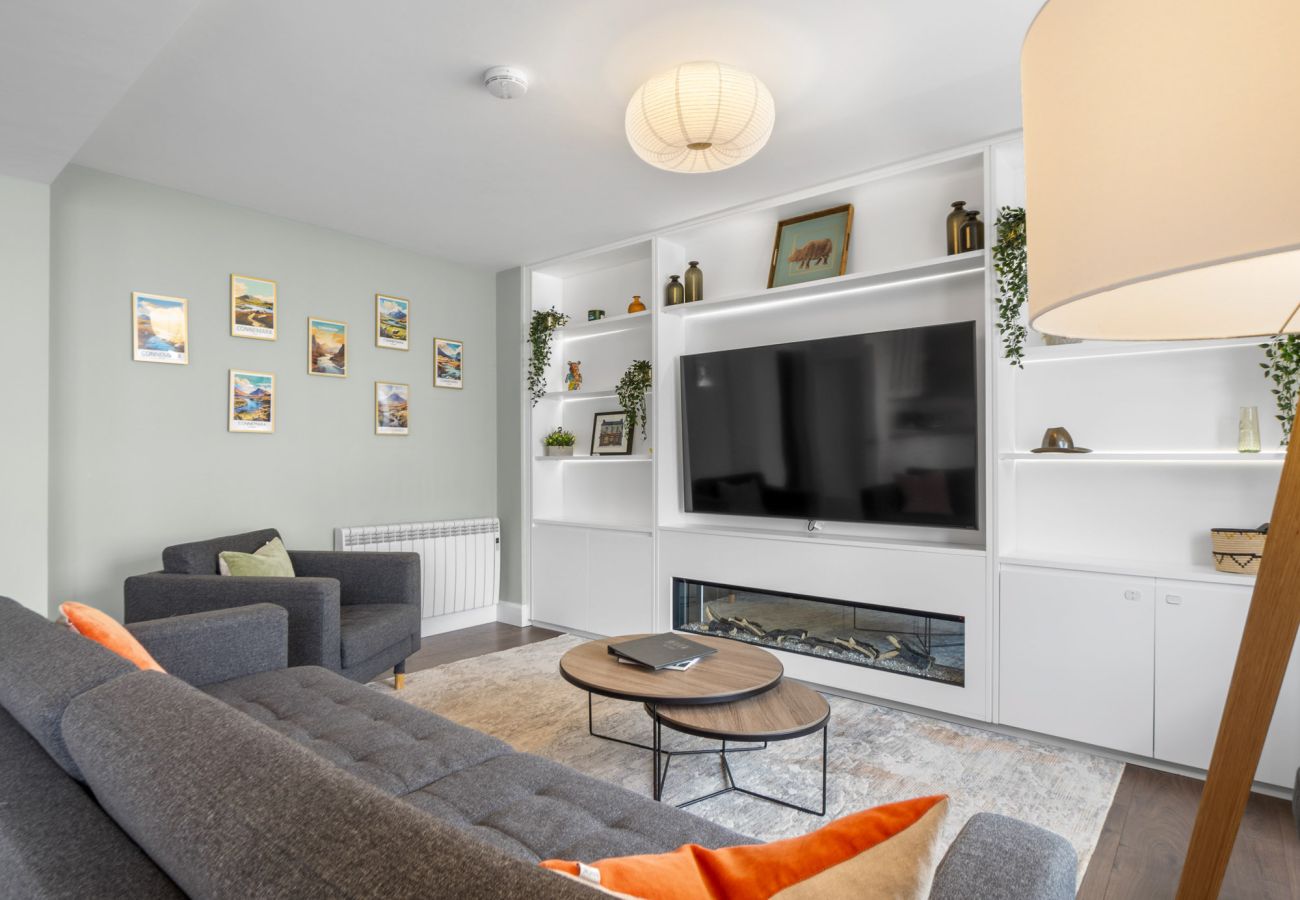 Clifden Boutique Apartment. Large sofa, smart TV modern design. Bright.