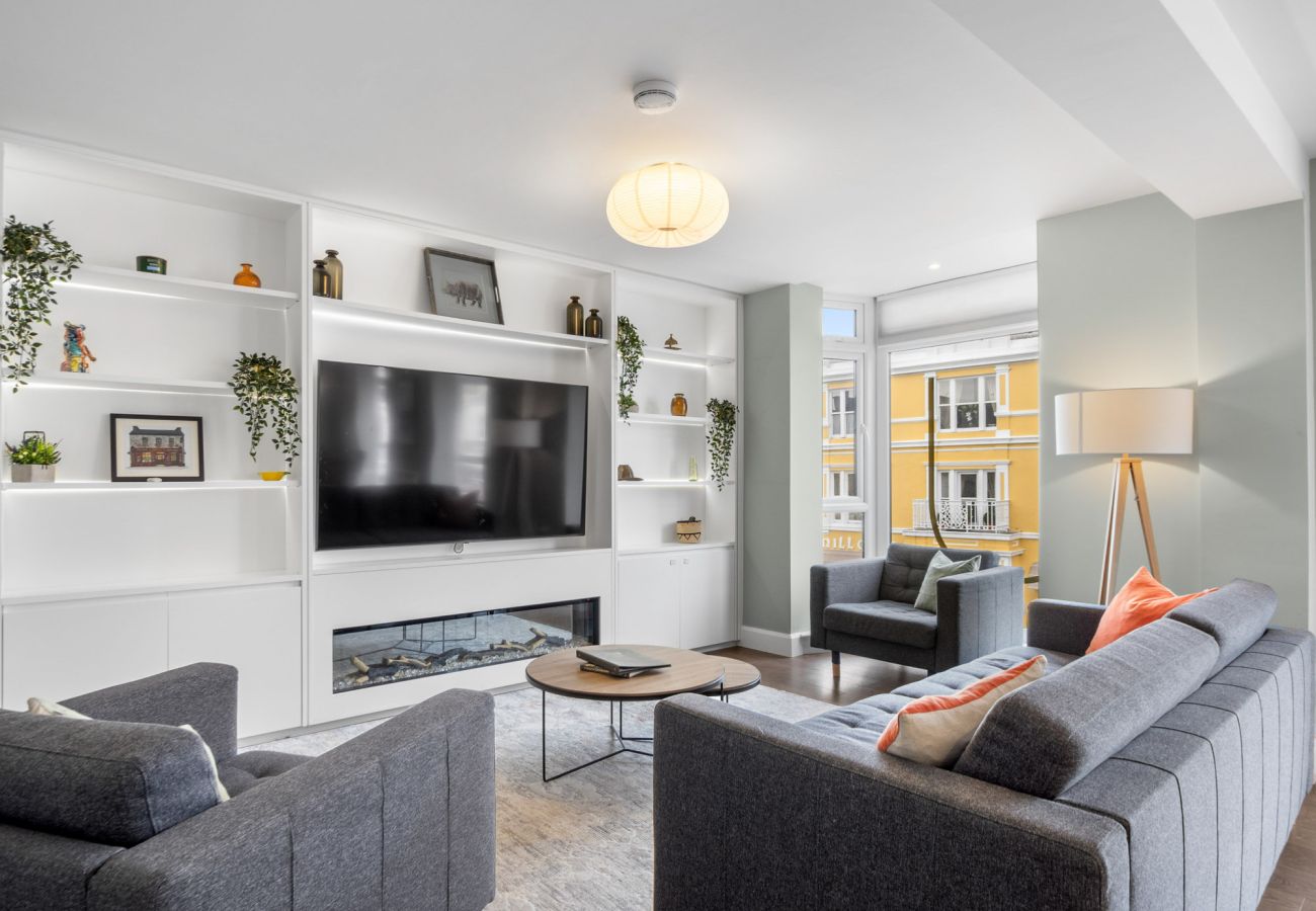 Clifden Boutique Apartment. Large sofa, lounge smart TV modern design. Bright.