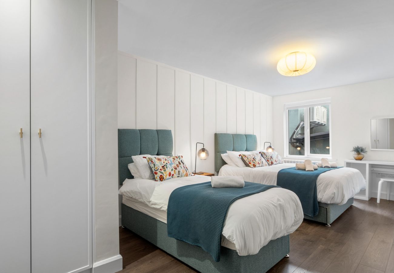 Clifden Boutique Apartment. Two single beds, spacious modern bedroom. Small window. 