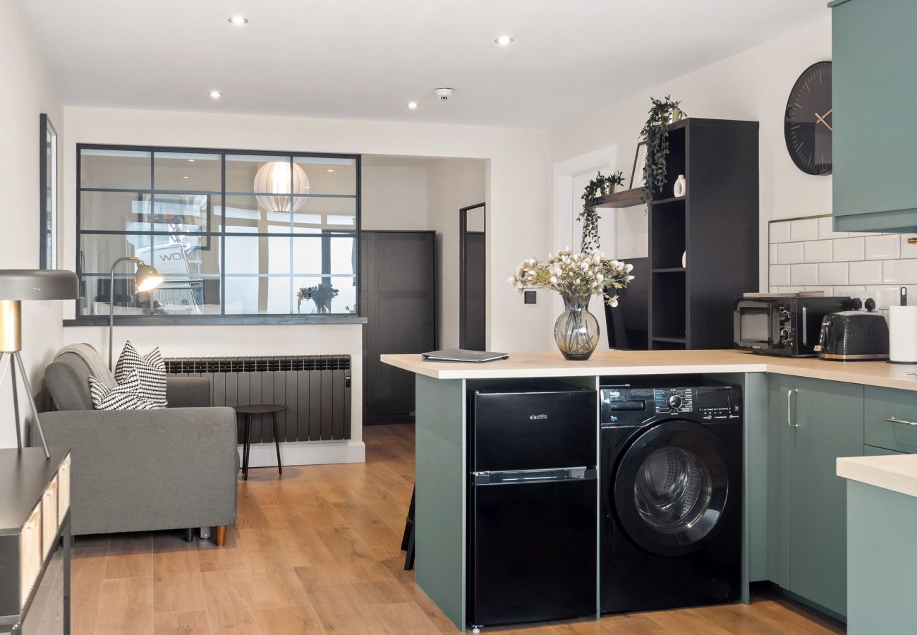 Town Centre Studio Clifden. Open plan small kitchen, washing machine. Compact