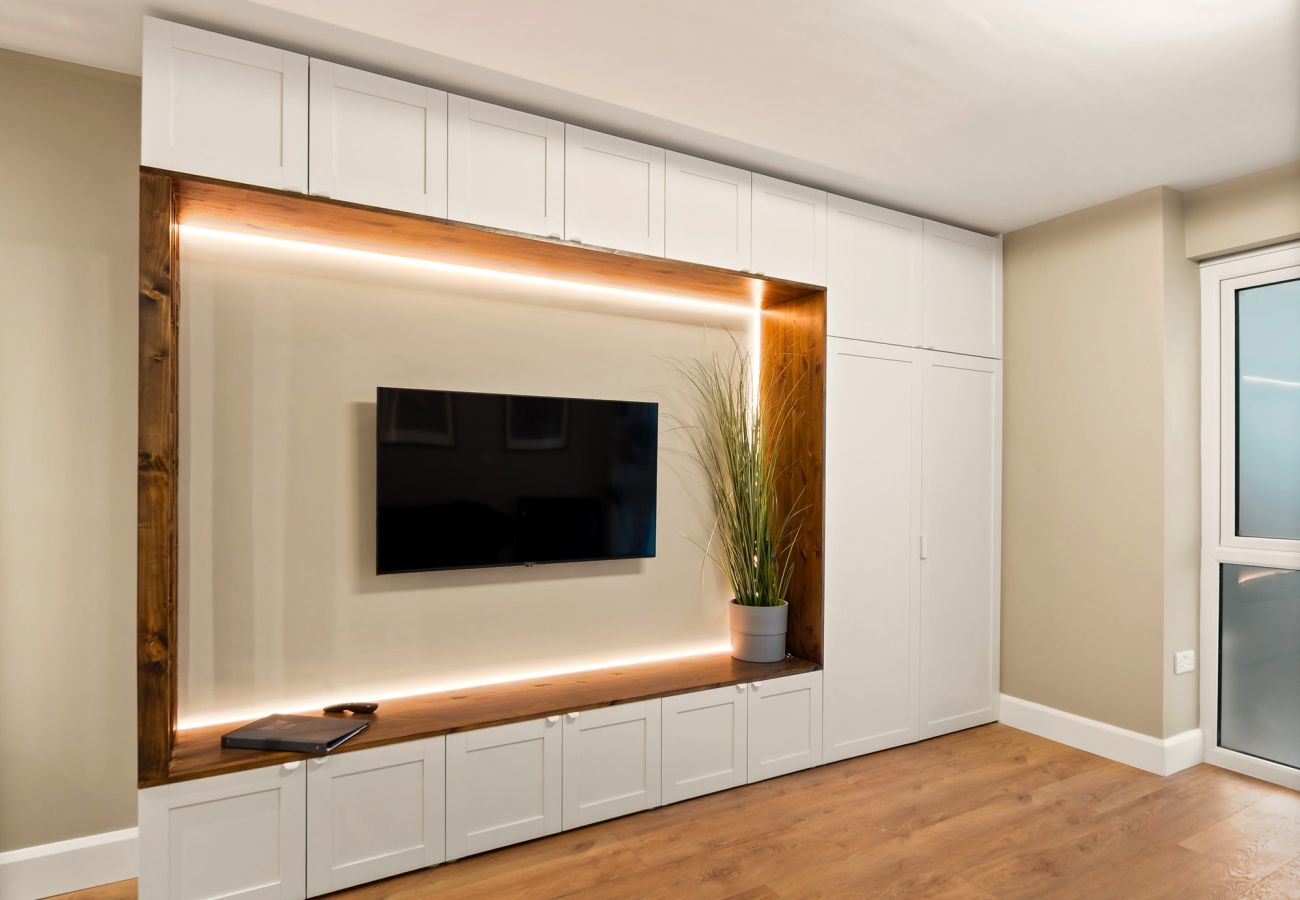 Main Street Hideaway Clifden. One bed apartment sleeps 3. Living room large TV