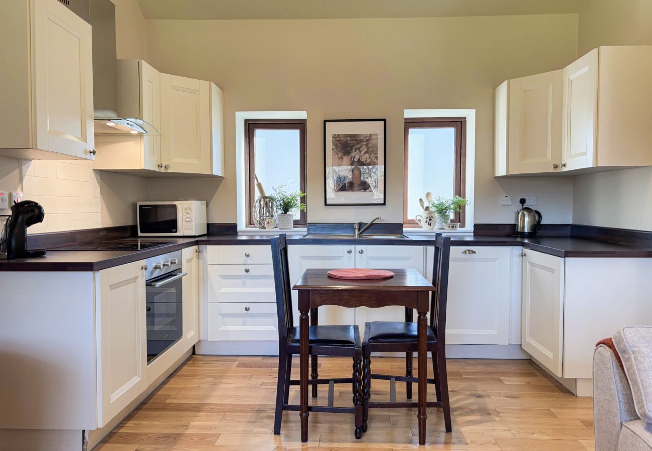 KylemoreWoodlandHolidayApartmentRef473. Modern kitchen fully fitted. Dining table for two. 