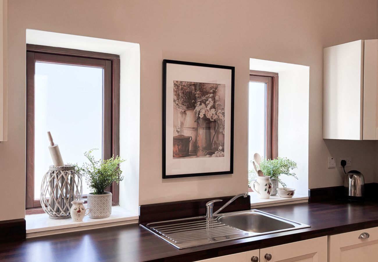 KylemoreWoodlandHolidayApartmentRef473. One bed apartment. Modern kitchen fully fitted. 