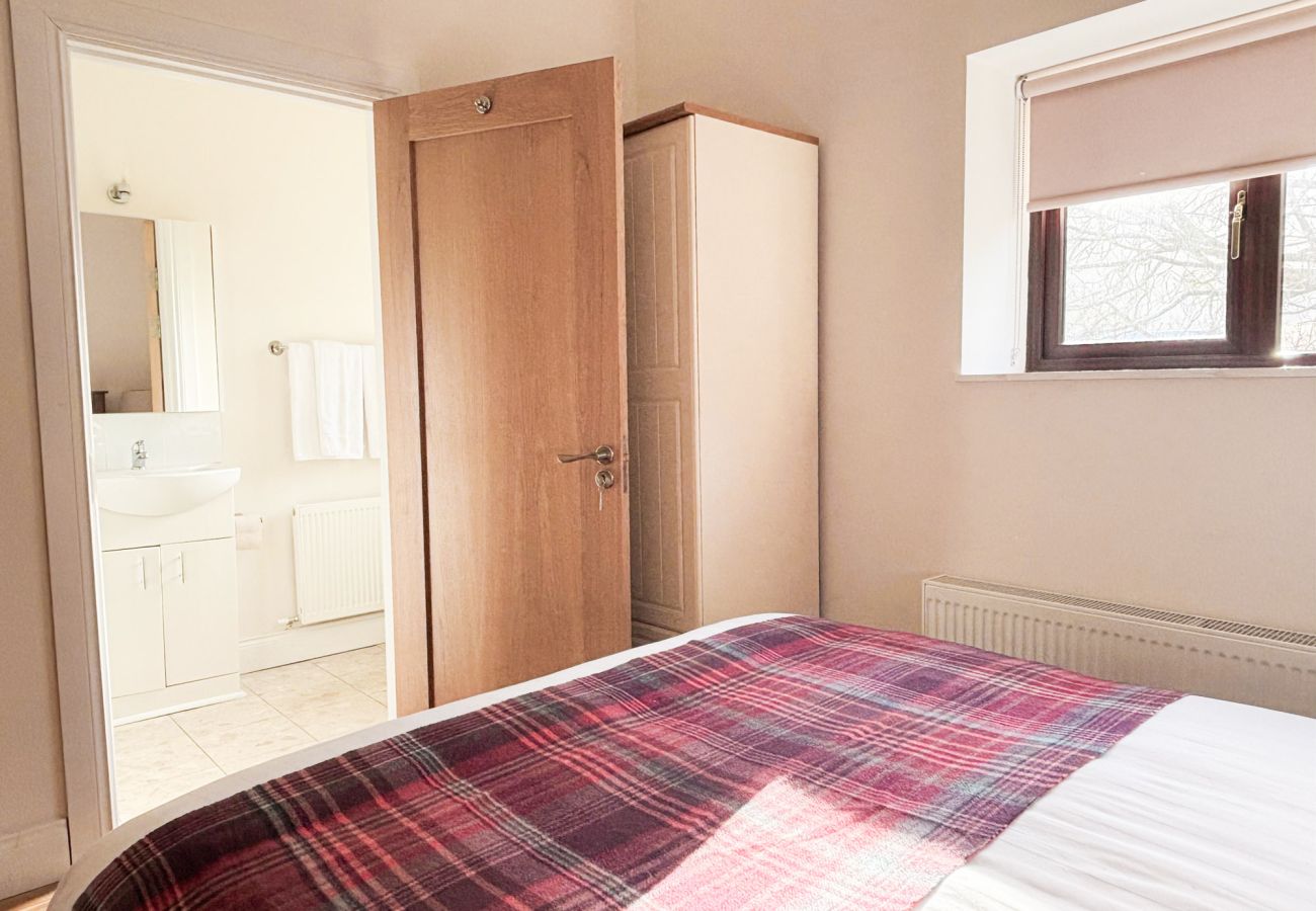 Kylemore Woodland Holiday Apartment. En suite double bed