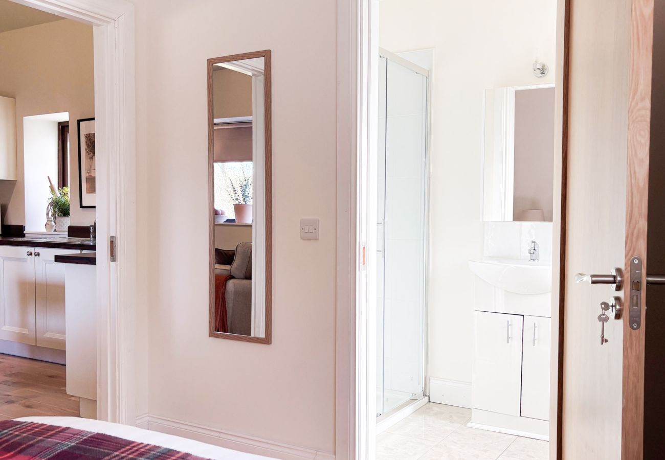 Kylemore Woodland Holiday Apartment. En suite double bed, kitchen. 