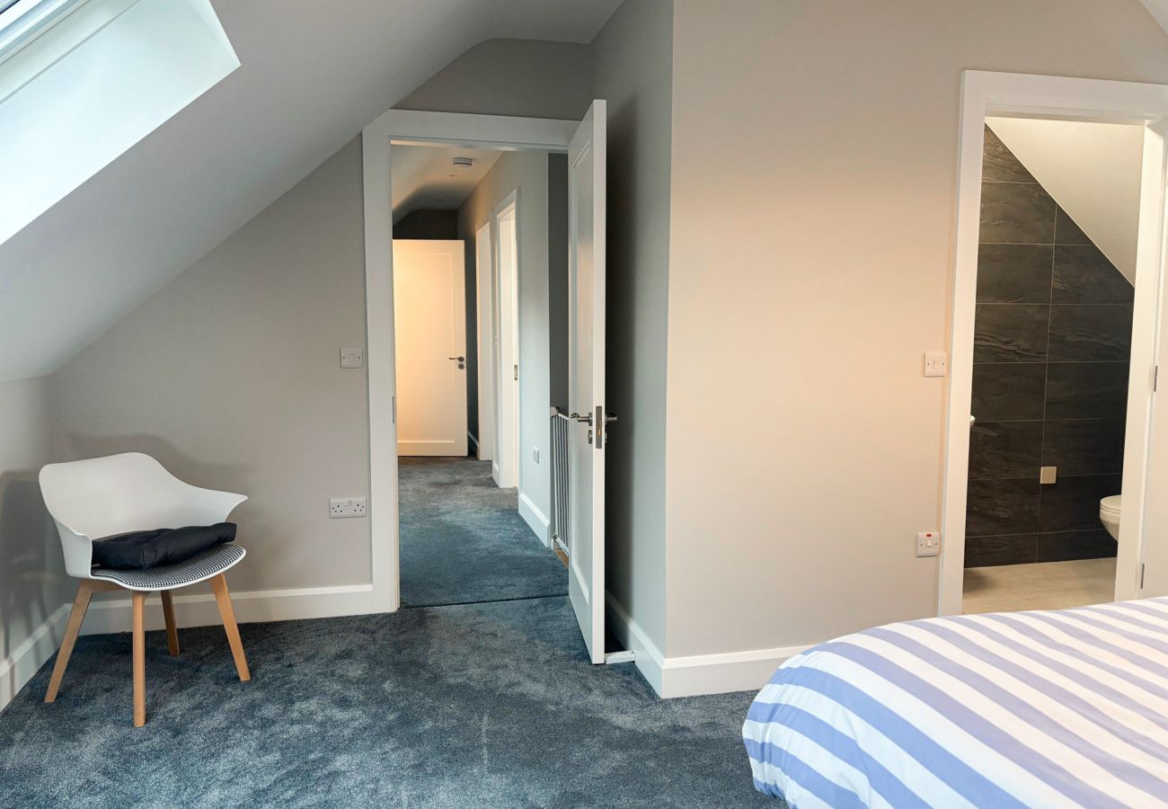 Clifden Holiday Home. Large double bedroom, ensuite carpet. 