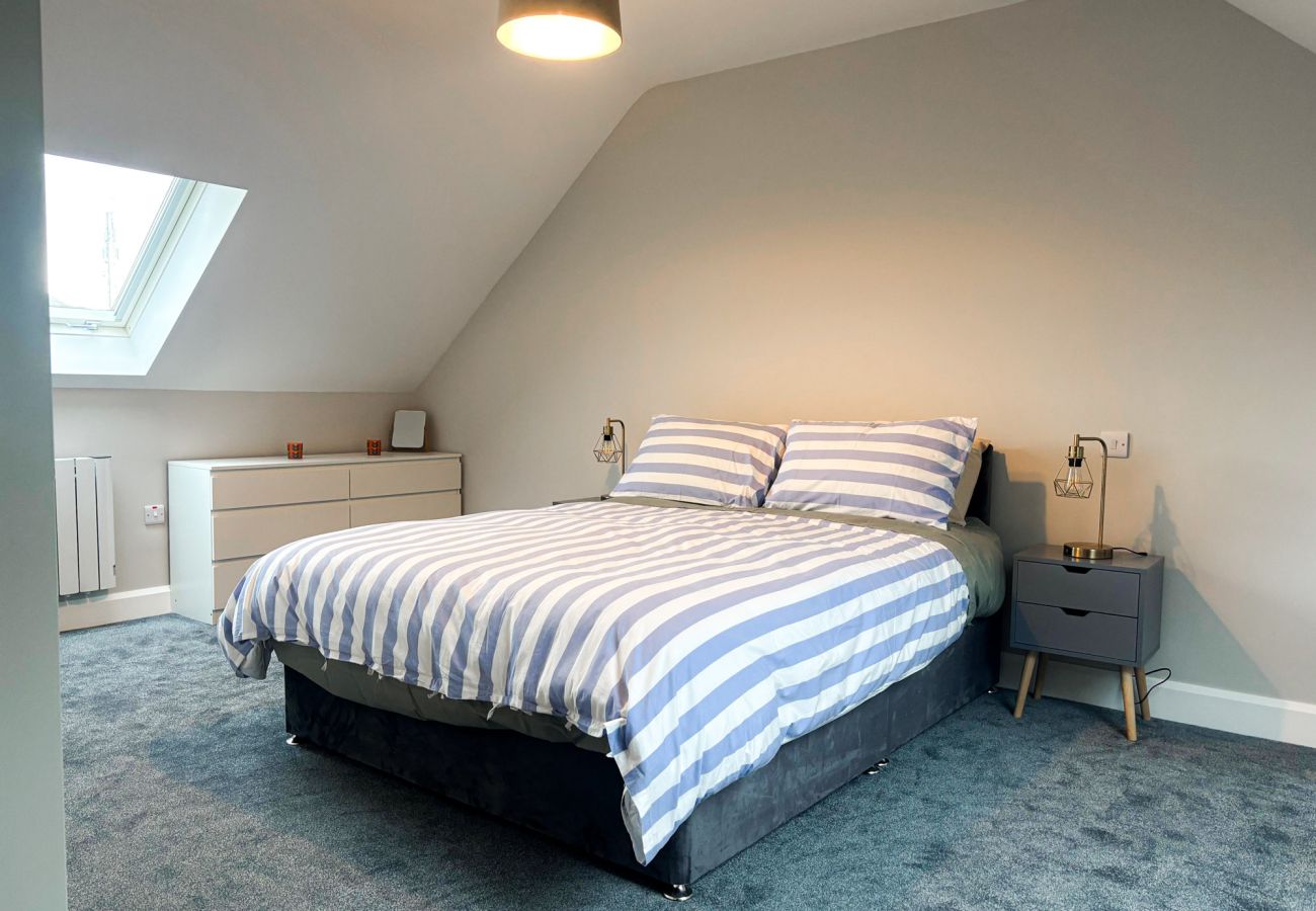 Clifden Holiday Home. Large double bed, attic room, soft carpet, contemporary. 