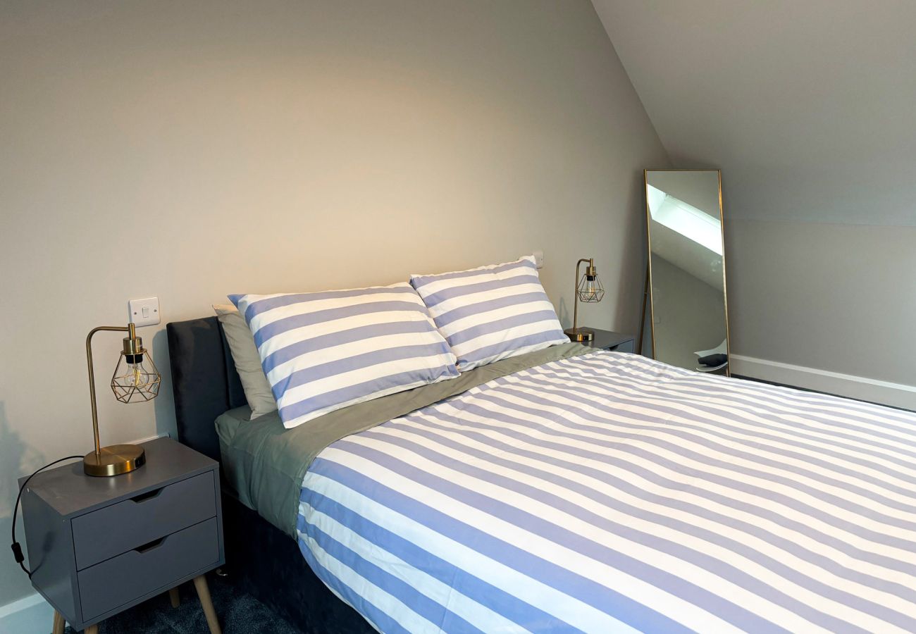 Clifden Holiday Home. Large double bedroom. attic roof, plush carpet