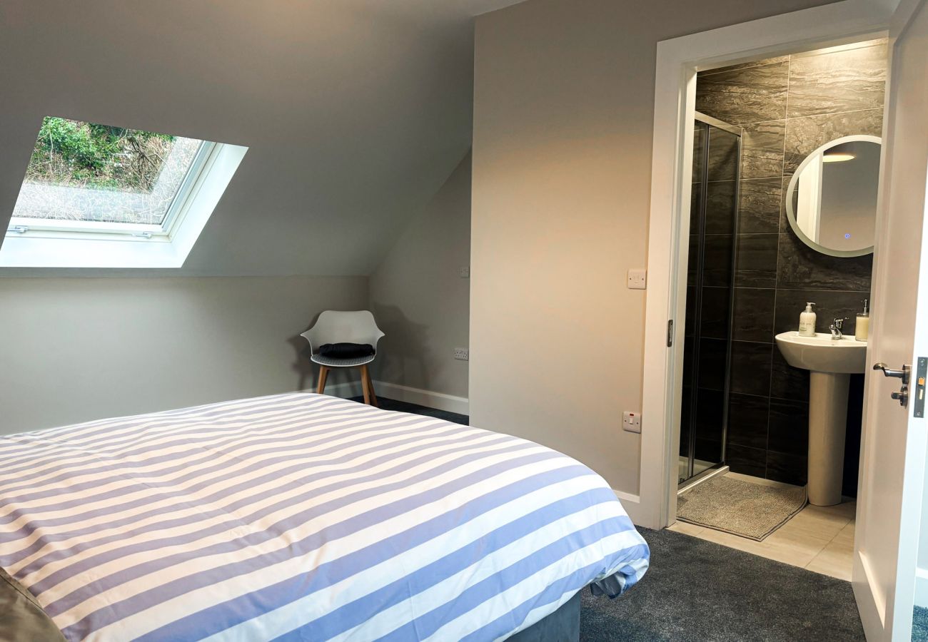 Clifden Holiday Home. Large double bedroom. attic roof, plush carpet, en suite