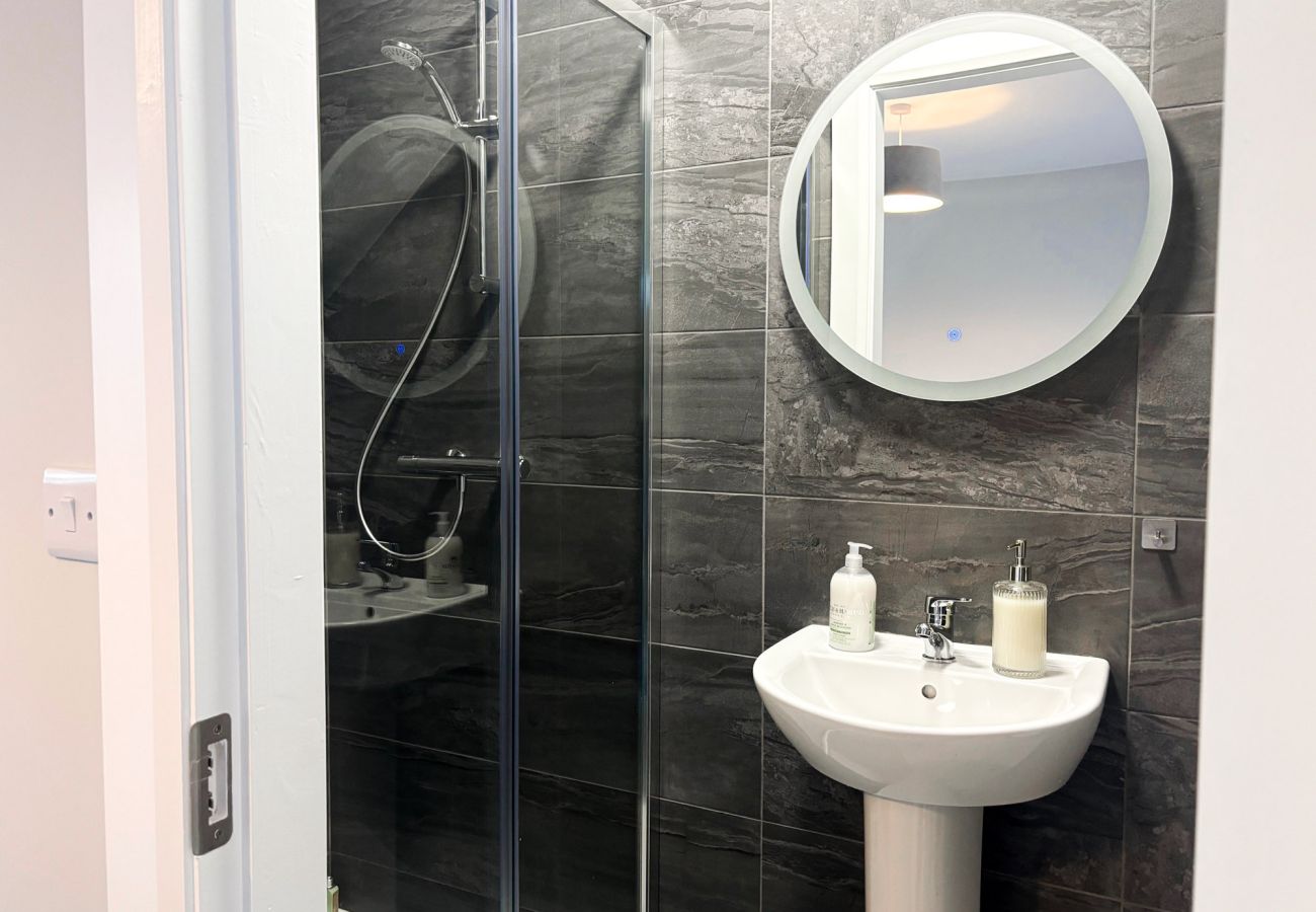 Clifden Holiday Home. Modern tiled bathroom. Shower and sink
