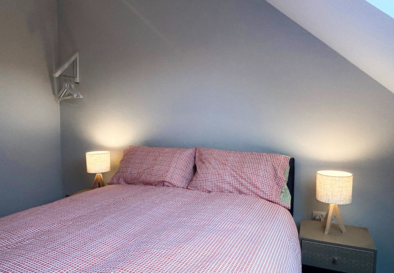 Clifden Holiday Home. Double bed, attic room soft lighting