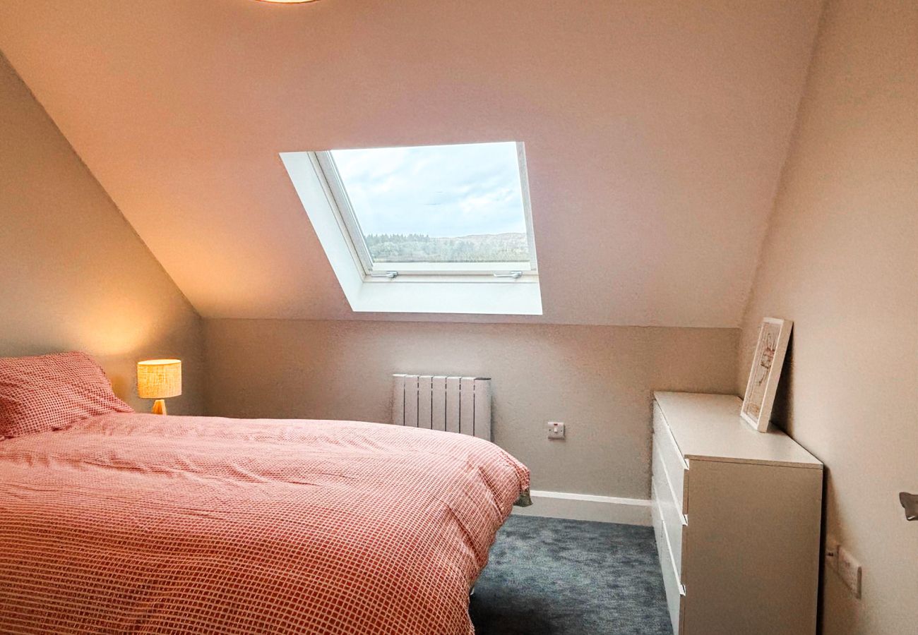 Clifden Holiday Home. Double bedroom, cozy attic room with window. 