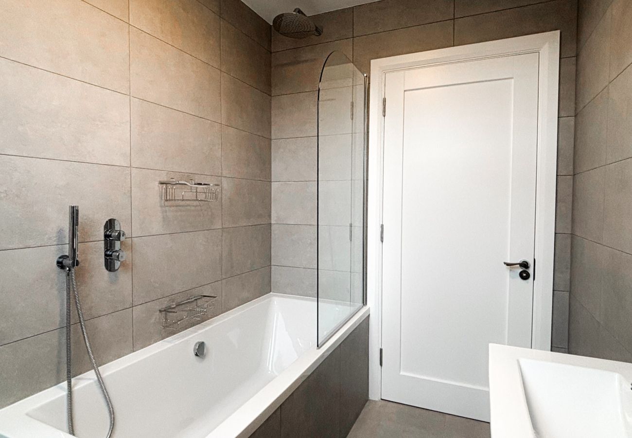 Clifden Holiday Home. Modern bathroom, with bath and sink. 