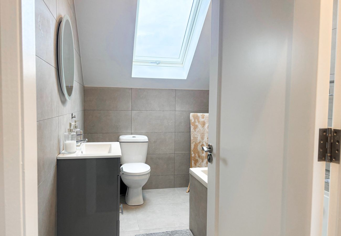 Clifden Holiday Home. Modern bathroom, bright attic window. 