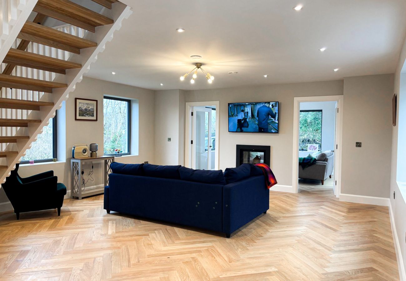 Clifden Holiday Home. Modern luxury home. Sofa couch with TV