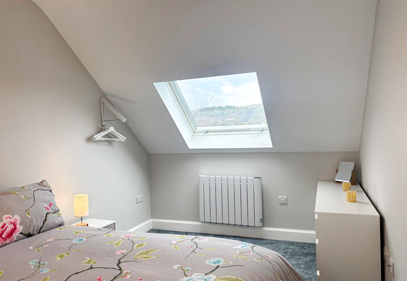 Clifden Holiday Home. Spacious room with double bed and attic window. 