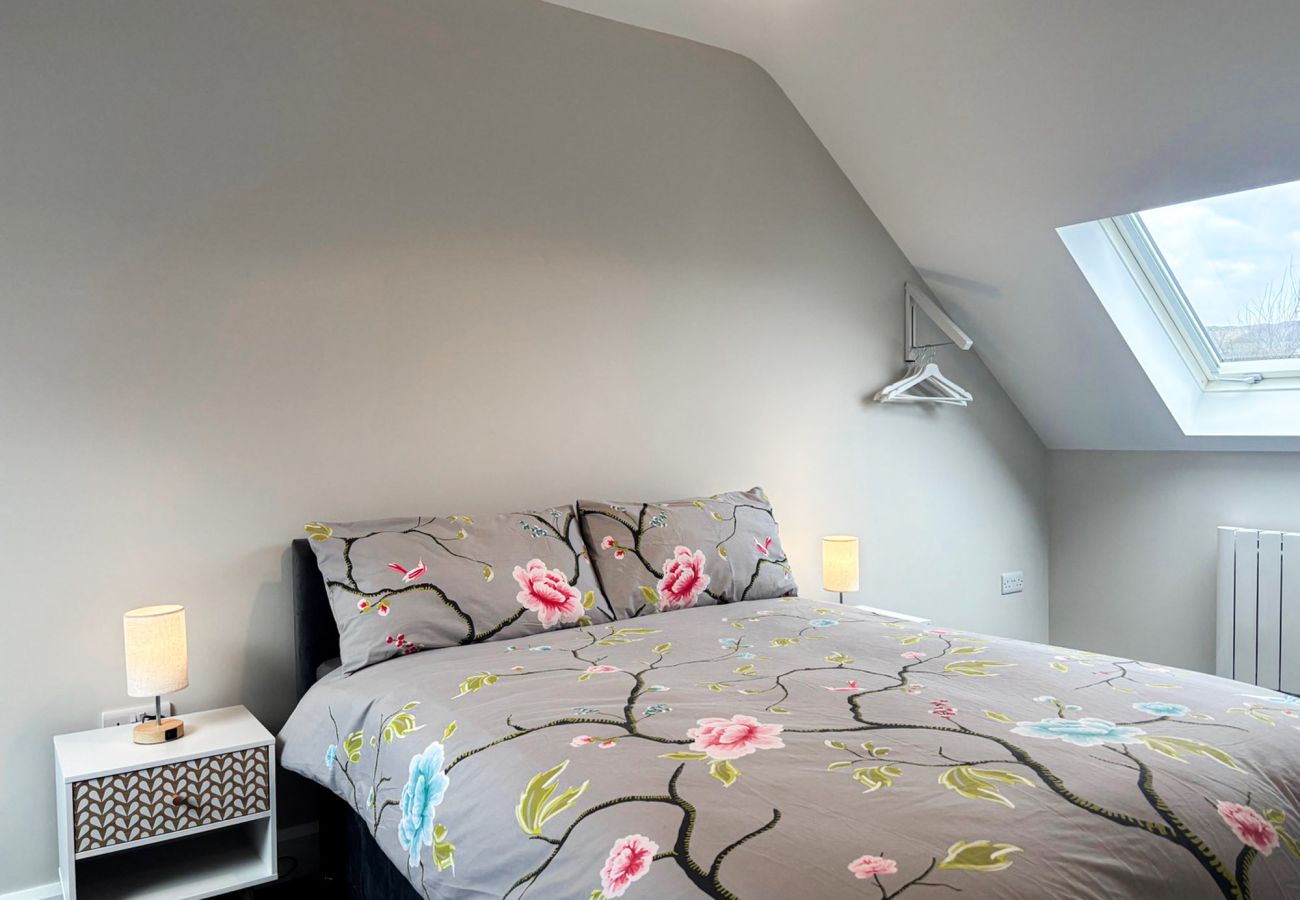 Clifden Holiday Home. Spacious room with double bed and attic window. 