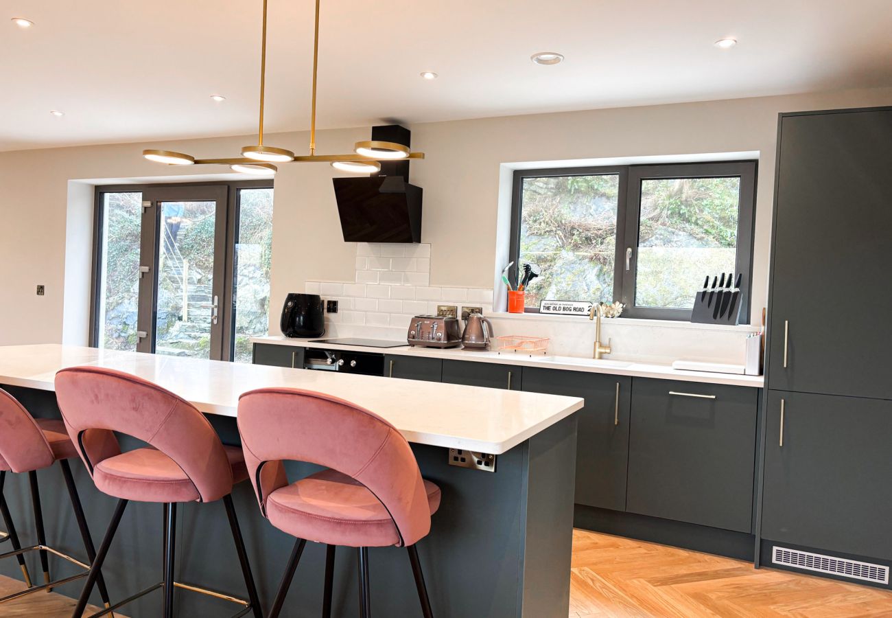 Clifden Holiday Home. Modern luxury home. Fully fitted kitchen, with dining island. 