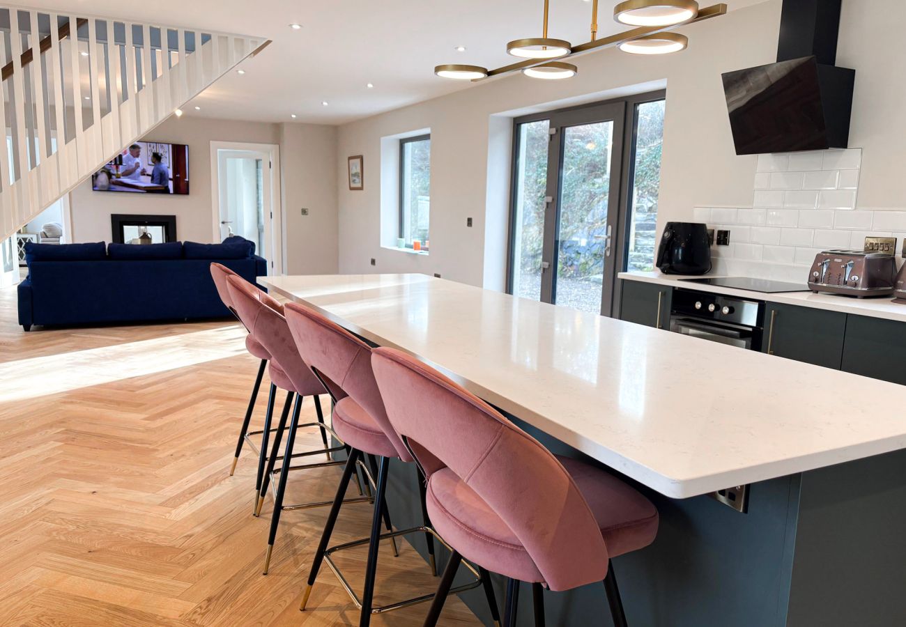 Clifden Holiday Home. Modern luxury home. Open plan dining counter seating 4
