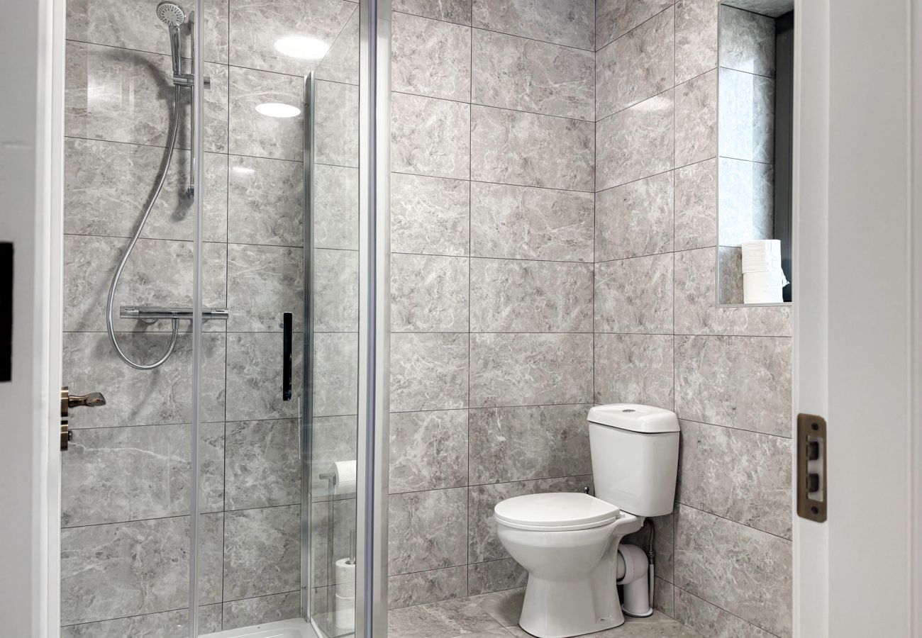 Clifden Holiday Home. Modern luxury home. Large walk in shower and WC